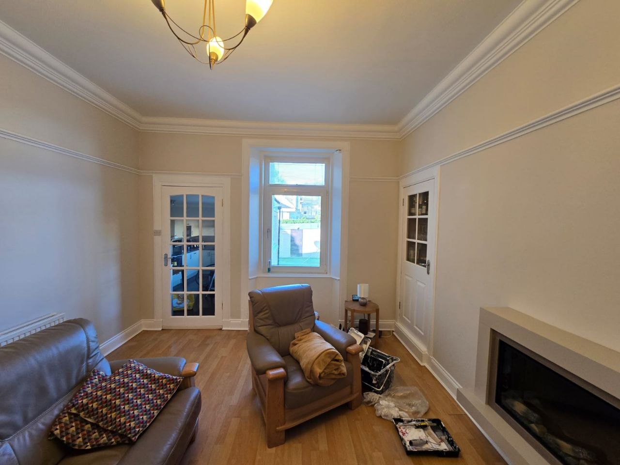 Livingroom painting, door - window sill - window frame and skirting painting